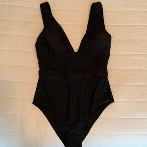 BNWT Cupshe one piece bathing suit